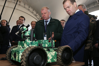 Дмитрий Медведев осматривает образцы базовых технологий робототехники