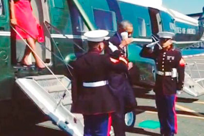 Барак Обама отдает честь со стаканом в руке 