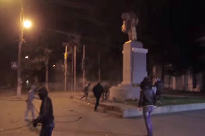 Снос памятника Ленину в ночь на 7 октября 2014 года