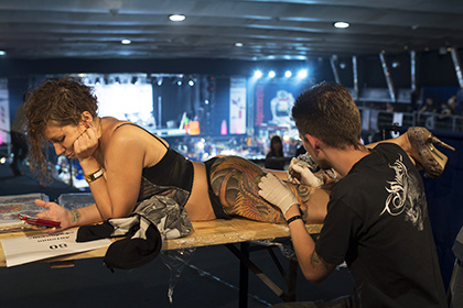 Врачи разрешили женщинам делать татуировки на пояснице