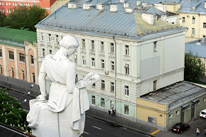 Статуя на крыше РГБ 