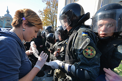 Сотрудники правоохранительных органов у здания Верховной Рады Украины, 14 октября 2014 года