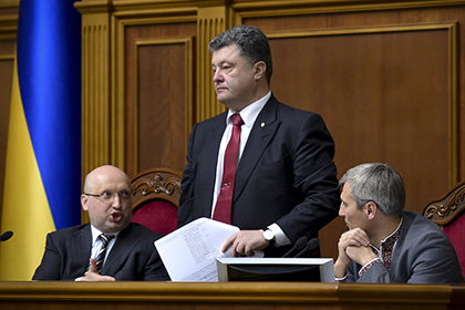 Александр Турчинов (слева) и Петр Порошенко (в центре) на заседании Верховной Рады Украины