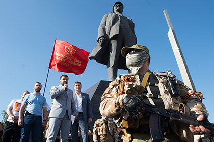 Олег Царев (четвертый слева) и сопредседатель Народного фронта «Новороссия» Денис Пушилин