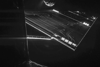 Солнечная батарея «Розетты» на фоне кометы