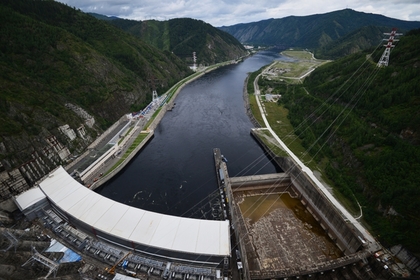 Вид с гребня плотины Саяно-Шушенской ГЭС