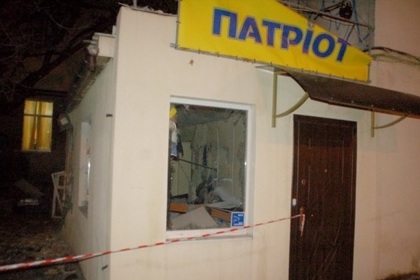 Пострадавший в результате взрыва магазин украинской символики