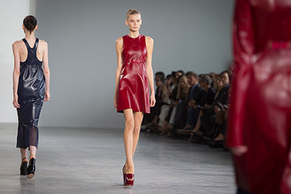 Модель в платье цвета «марсала» на показе Calvin Klein весна/лето 2015  