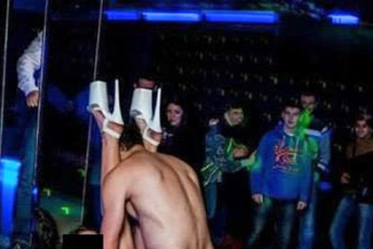 Посетитель занимается сексом со стриптизершей в клубе «Сектор» 
