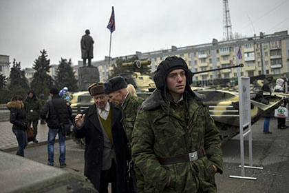 Военная техника ополченцев на площади Ленина в Луганске