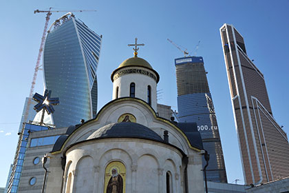 Храм Серафима Саровского на фоне комплекса «Москва-Сити»