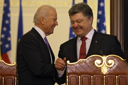Джозеф Байден (слева) и Петр Порошенко (справа) во время официальной встречи в Киеве