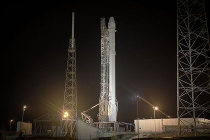 Ракета-носитель Falcon 9 на стартовой позиции