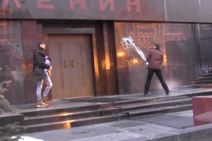 Полиция задержала окропивших двери мавзолея Ленина активистов