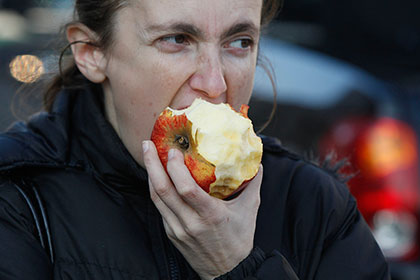 Польская фермерша ест яблоко на акции протеста в Варшаве, 4 ноября 2014 года 