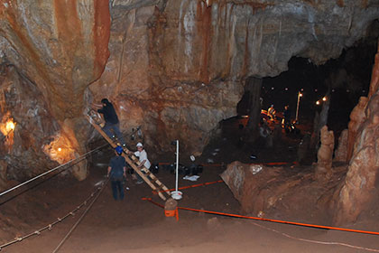 Раскопки в пещере Манот