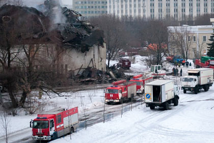 Пожарные у сгоревшего корпуса ИНИОН РАН