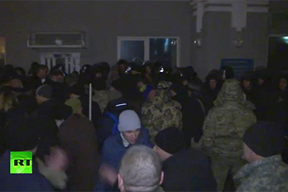 Митингующие начали штурм администрации президента Украины