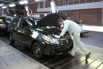 Линия по сборке автомобилей Renault на заводе в Москве