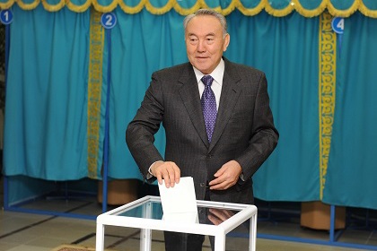 Нурсултан Назарбаев голосует на одном из избирательных участков