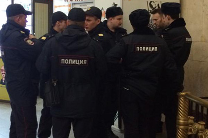 Алексей Навальный (справа) в окружении полицейских