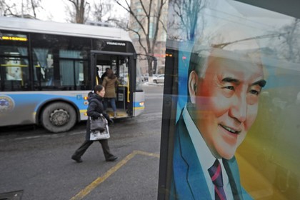 Сенат Казахстана попросил Назарбаева назначить внеочередные выборы президента