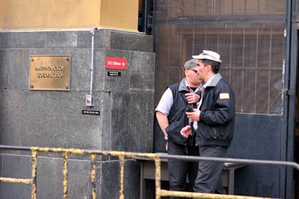 В Москве голый мужчина попытался проникнуть в посольство США 