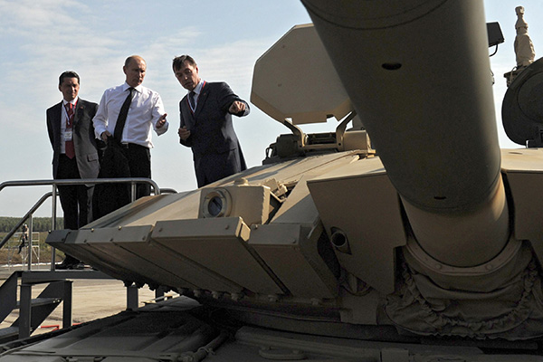Владимир Путин и Андрей Терликов (справа) осматривают танк Т-90АМ