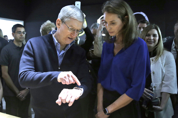 Гендиректор Apple Тим Кук демонстрирует часы