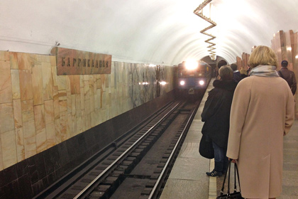 Движение на фиолетовой ветке метро прерывалось из-за падения женщины на рельсы 