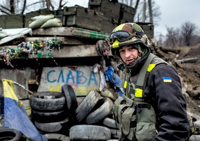 Солдат украинской армии на КПП возле Дебальцево