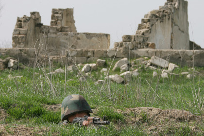 Солдат армии Нагорного Карабаха на огневой позиции