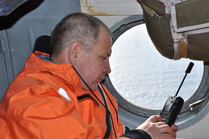 Сотрудник МЧС России во время поисково-спасательной операции в Охотском море