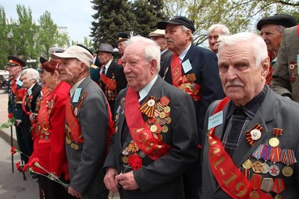 Ветераны войны на улицах Донецка