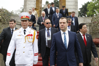Дмитрий Медведев (справа на первом плане) в ходе визита во Вьетнам