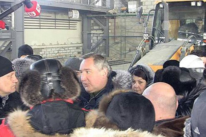 Дмитрий Рогозин (в центре) на космодроме Восточный