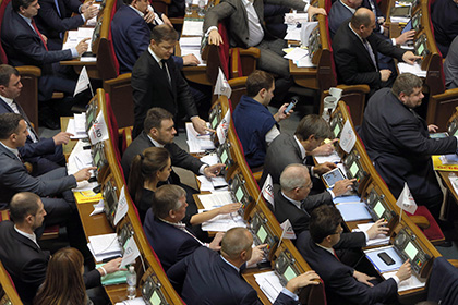 Зарплату депутатов и чиновников на Украине повысили втрое