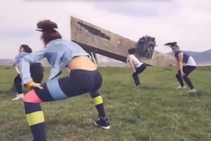 Танцевавших у новороссийского мемориала девушек арестовали на несколько суток