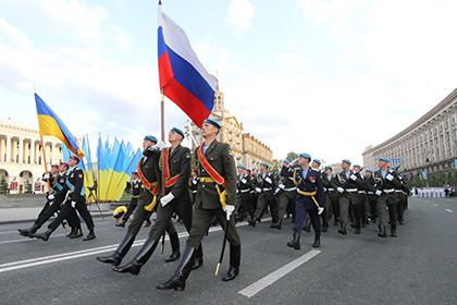 Российские и украинские десантники во время генеральной репетиции совместного парада в Киеве, 6 мая 2010 год