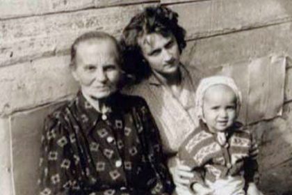 Владимир Путин с мамой и бабушкой