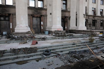 Крыльцо у здания дома профсоюзов в Одессе, ноябрь 2014 года