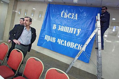 Лев Пономарев (слева) 
