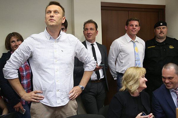 Алексей Навальный (слева)