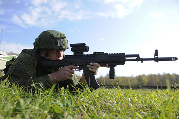 Военнослужащий с автоматом Калашникова АК-12