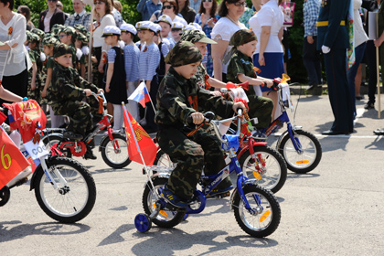 Дети во время парада дошкольных войск