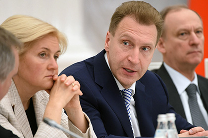 Игорь Шувалов (второй справа)