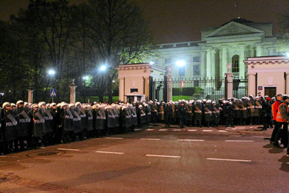 Полиция около российского посольства в Варшаве, 11 ноября 2013 года