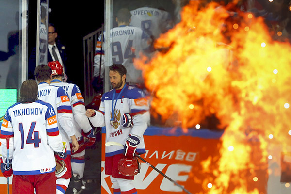 Российские хоккеисты покидают лед после матча с Канадой