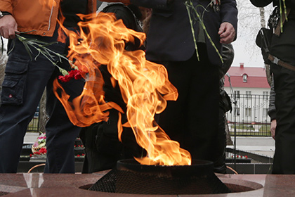 Тульские школьники пожарили картошку на Вечном огне и сожгли венки 