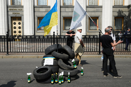 Представители «финансового майдана» у здания Верховной Рады Украины